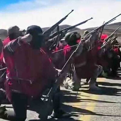miembros de los ponchos rojos armados