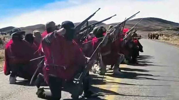 miembros de los ponchos rojos armados