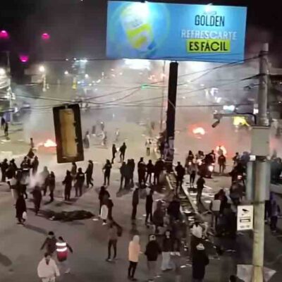 policías dispersan a manifestantes en Río Seco