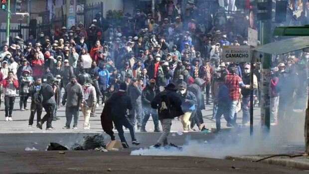 grupos violentos intentan ingresar a plaza Murillo
