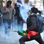 vándalos atacan a policías en La Paz