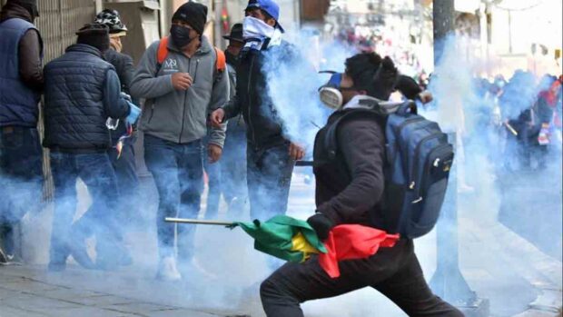 vándalos atacan a policías en La Paz