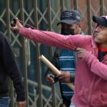 un vándalo ataca a los policías en La Paz