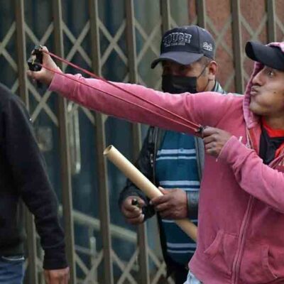 un vándalo ataca a los policías en La Paz