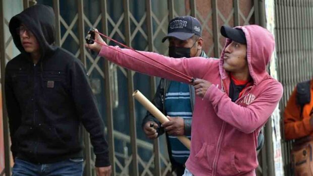 un vándalo ataca a los policías en La Paz