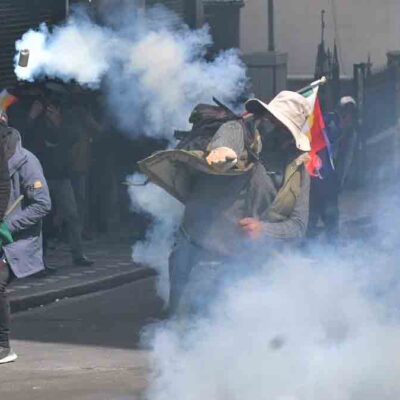 vándalo arroja cachorro de dinamita a los policías En La Paz