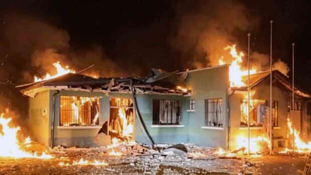 el puesto policial de Ancoraimes se incendia tras ataque de vándalos