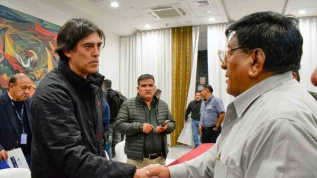 el ministro Zamora y el ejecutivo de los choferes