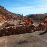 personal de la ABC quita las piedras colocadas en la ruta Oruro-Potosí