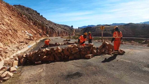 personal de la ABC quita las piedras colocadas en la ruta Oruro-Potosí