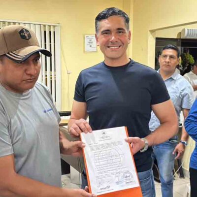 el ministro Oscar Justiniano junto a un dirigente de los interculturales