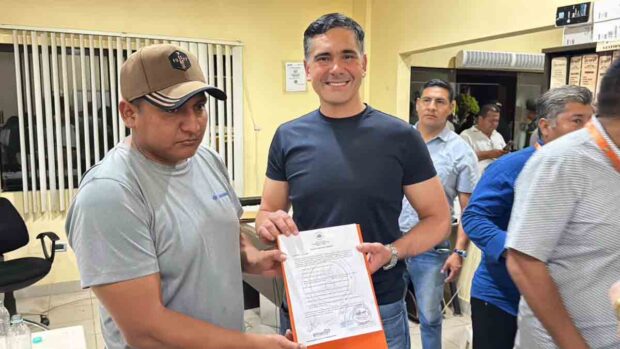 el ministro Oscar Justiniano junto a un dirigente de los interculturales