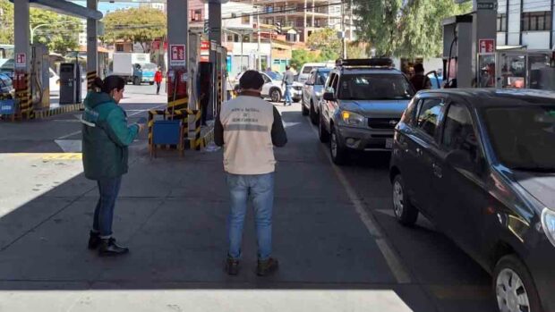 personal de la ANH realiza controles en un surtidor de Cochabamba