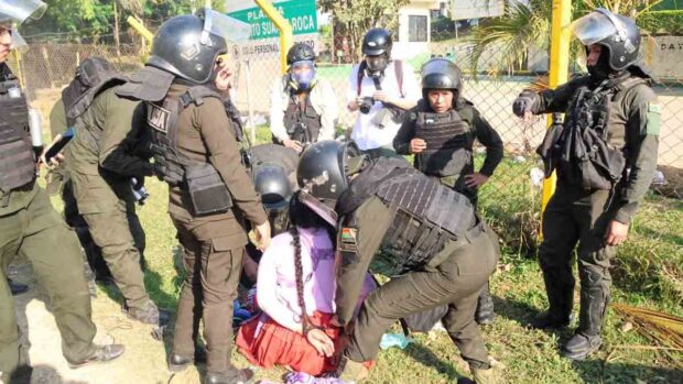 una mujer es aprehendida después de la toma de un pozo de YPFB en Santa Cruz