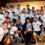 jugadores de Argentina celebran junto a la Mona Jiménez