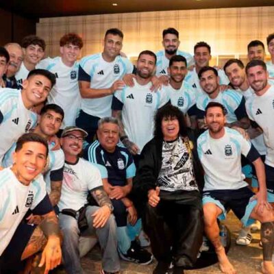 jugadores de Argentina celebran junto a la Mona Jiménez