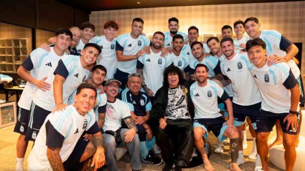 jugadores de Argentina celebran junto a la Mona Jiménez