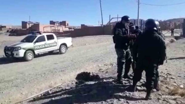 bloqueadores queman camioneta de policías en El Alto