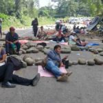 campesinos bloquean una carretera en Bolivia