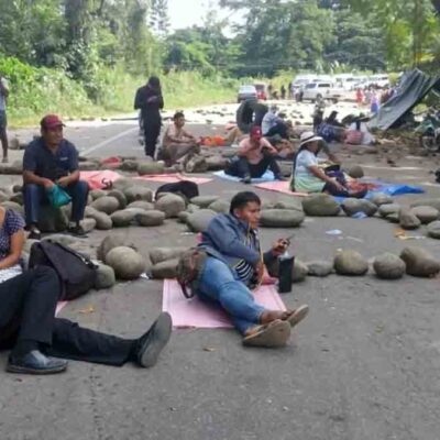 campesinos bloquean una carretera en Bolivia
