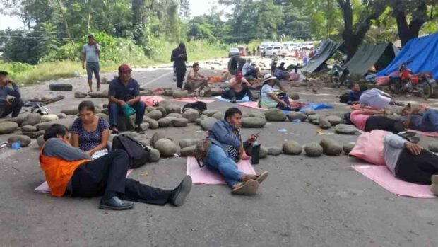 campesinos bloquean una carretera en Bolivia