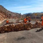 personal de la ABC retira piedras colocadas sobre la carretera
