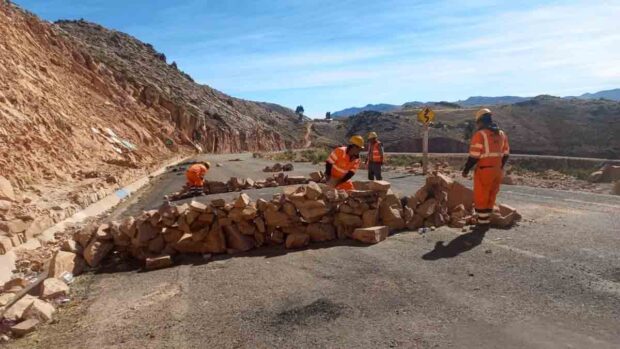 personal de la ABC retira piedras colocadas sobre la carretera