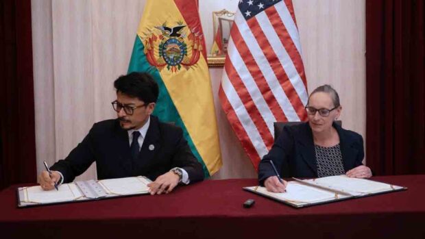 El canciller Armando Aramayo y la encargada de Negocios de la Embajada de EEUU, Devra Hevia.