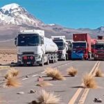 camiones varados en un punto de bloqueo en Oruro