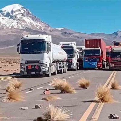 camiones varados en un punto de bloqueo en Oruro