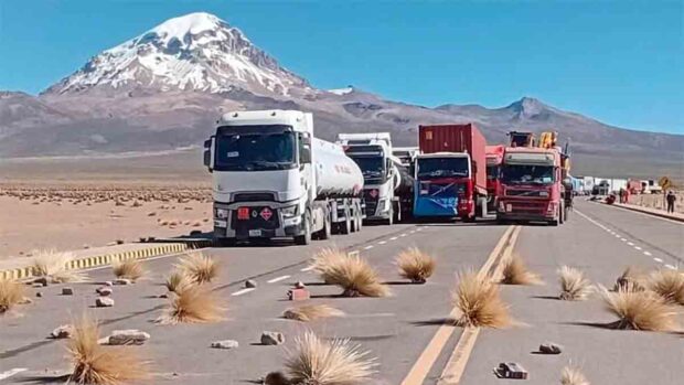 camiones varados en un punto de bloqueo en Oruro