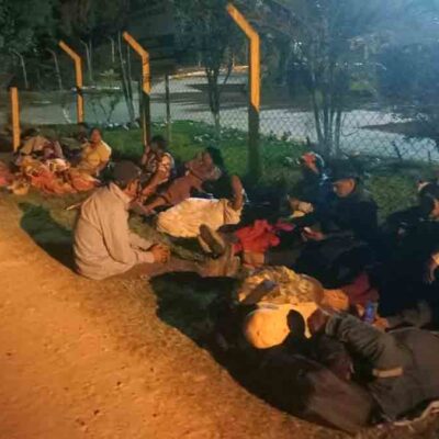 campesinos hacen vigilia en el pozo petrolero