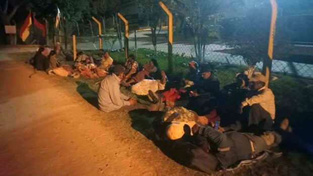 campesinos hacen vigilia en el pozo petrolero