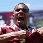 jugador de Catar celebra el gol que convirtió