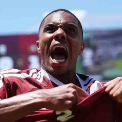 jugador de Catar celebra el gol que convirtió