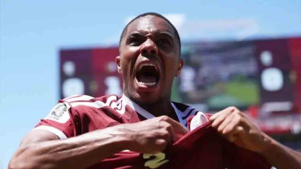 jugador de Catar celebra el gol que convirtió