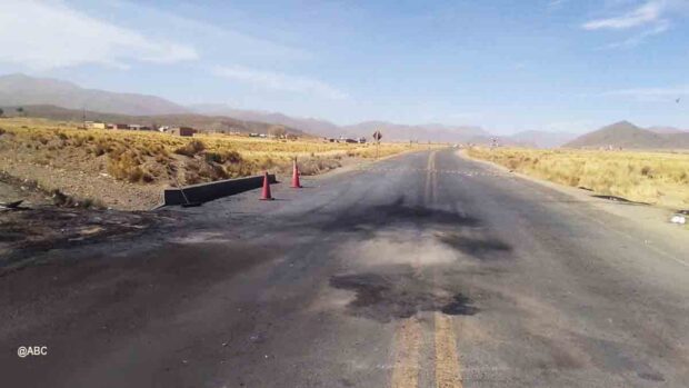 ABC despeja ruta Challapata Oruro
