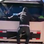 un chofer verifica si su compañero estaba muerto