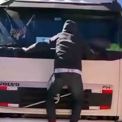 un chofer verifica si su compañero estaba muerto