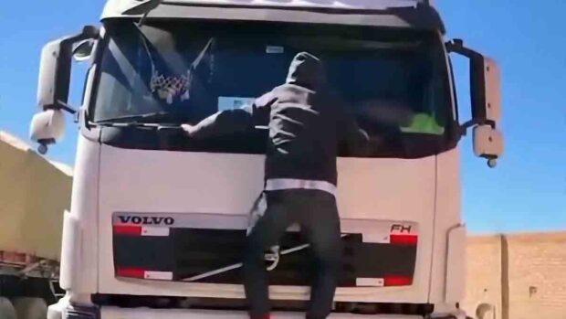 un chofer verifica si su compañero estaba muerto