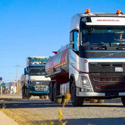 cisternas transportan gasolina al norte de La Paz