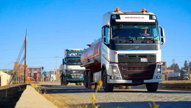 cisternas transportan gasolina al norte de La Paz