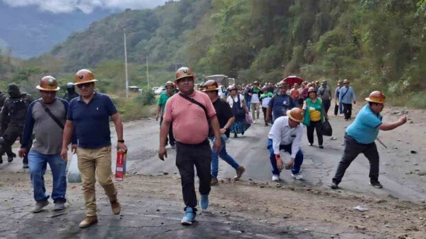 mineros cooperativistas desbloquean ruta La Paz-Caranavi