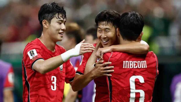jugadores de Corea del Sur festejan la victoria