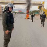 policías en el puente K'hora