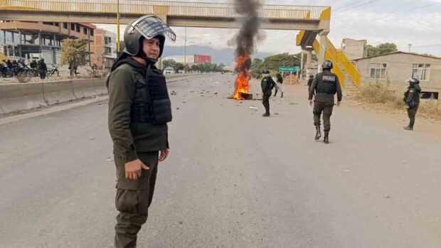 policías en el puente K'hora