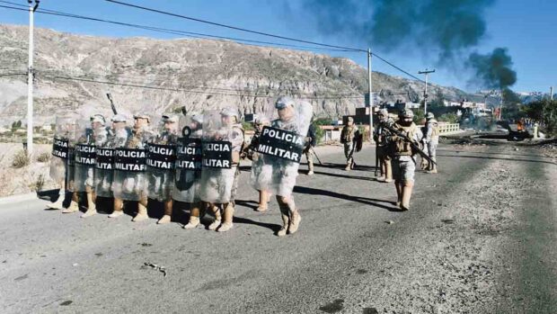 militares en el puente Lipari