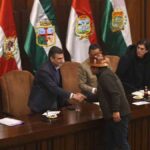 el presidente Rodrigo Paz y el dirigente Mario Argollo se estrechan las manos