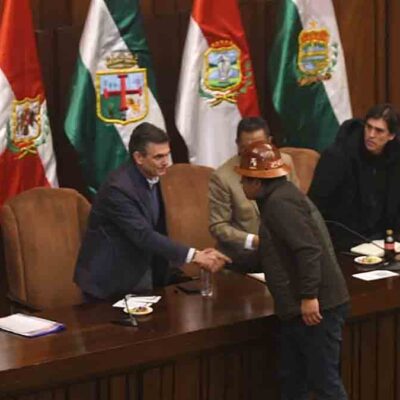 el presidente Rodrigo Paz y el dirigente Mario Argollo se estrechan las manos