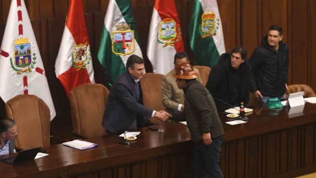 el presidente Rodrigo Paz y el dirigente Mario Argollo se estrechan las manos